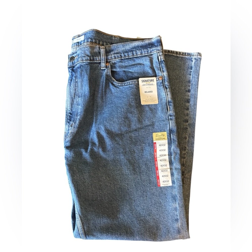 Signature by Levi Strauss Relaxed Fit Jeans in Medium Blue Wash